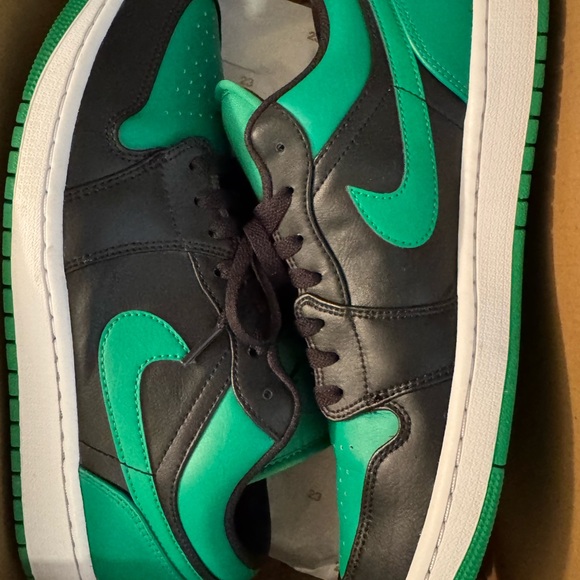 Like new-  with Box
Black and Green Air Jordan 1s (Men’s Size 10) with - Picture 2 of 6